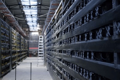 Bitcoin mining farm equipped with renewable energy solutions