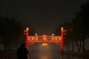 末班地铁车厢空座椅与窗外灯光的都市短片封面