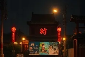修复师手持唱片与老式唱机的生活短片封面